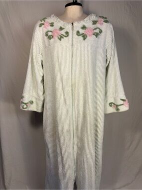 Cabernet Chenille Robe White Pink Rose Embroidered Zip Housecoat Women’s Medium